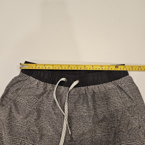 Vuori Kore Shorts Mens S Gray Athletic Lined Drawstring Gym Running 9" Ins - Picture 10 of 12